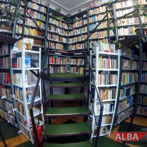 <pre><code class="language-markdown">### Biblioteca Județeană &quot;Lucian Blaga&quot; Alba a achiziționat aproape 800 de titluri noi

Biblioteca Județeană &quot;Lucian Blaga&quot; Alba a reușit să cumpere, în cel de-al doilea trimestru al anului, aproape 800 de titluri noi, însumând 1093 de volume. Bugetul pentru achiziția de cărți în 2024 a fost stabilit la 200.000 de lei, din care până acum au fost cheltuiți 98.000 de lei.

&quot;Având în vedere efortul financiar făcut de Consiliul Județean Alba și Biblioteca Județeană 'Lucian Blaga' Alba pentru a răspunde nevoilor de lectură ale cetățenilor, vă așteptăm să ne treceți pragul în fiecare zi lucrătoare, între orele 9:00 - 17:00, pentru a împrumuta la sala de lectură sau la domiciliu cărțile, ziarele și revistele aflate în colecțiile noastre&quot;, a declarat un reprezentant al bibliotecii.

De asemenea, biblioteca invită pe toți cei care apreciază scriitorii și cărțile de bună calitate să participe la activitățile de animație culturală organizate regulat.
</code></pre>
