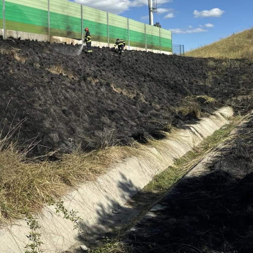 Incendiu de vegetație uscată pe autostrada A10, între Aiud și Turda