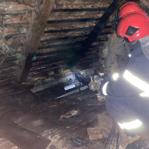 Incendiu devastator la Miraslau: o casă nelocuită a fost cuprinsă de flăcări