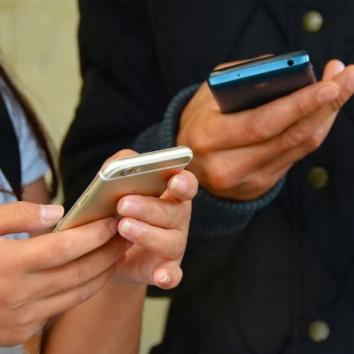 Interzicerea telefoanelor mobile în școli, o tendință în Europa