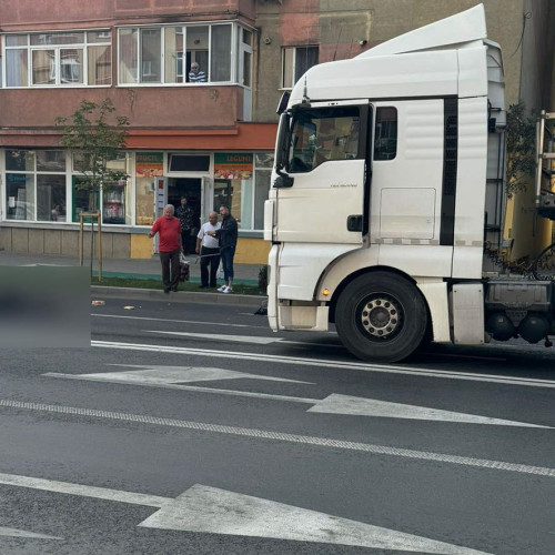 VIDEO: Pieton lovit de camion în Alba Iulia