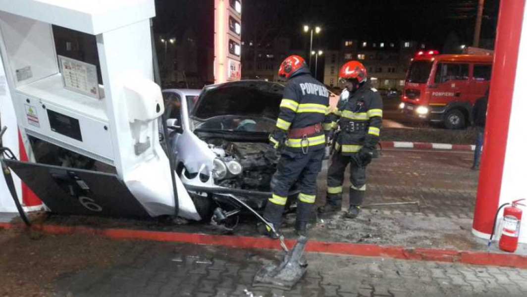 Pompierii intervin după ce maşina a lovit o staţie de carburanţi