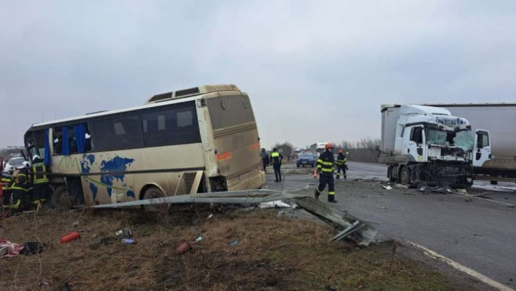 Accident grav în Timiș: 11 victime. Camion intrat în autobuz, activat Planul Roşu