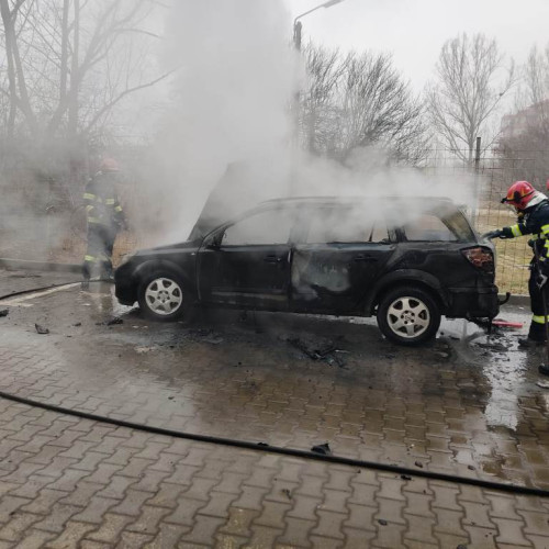 Autoturism distrus de incendiu în orașul Alba Iulia, intervenția promptă a pompierilor