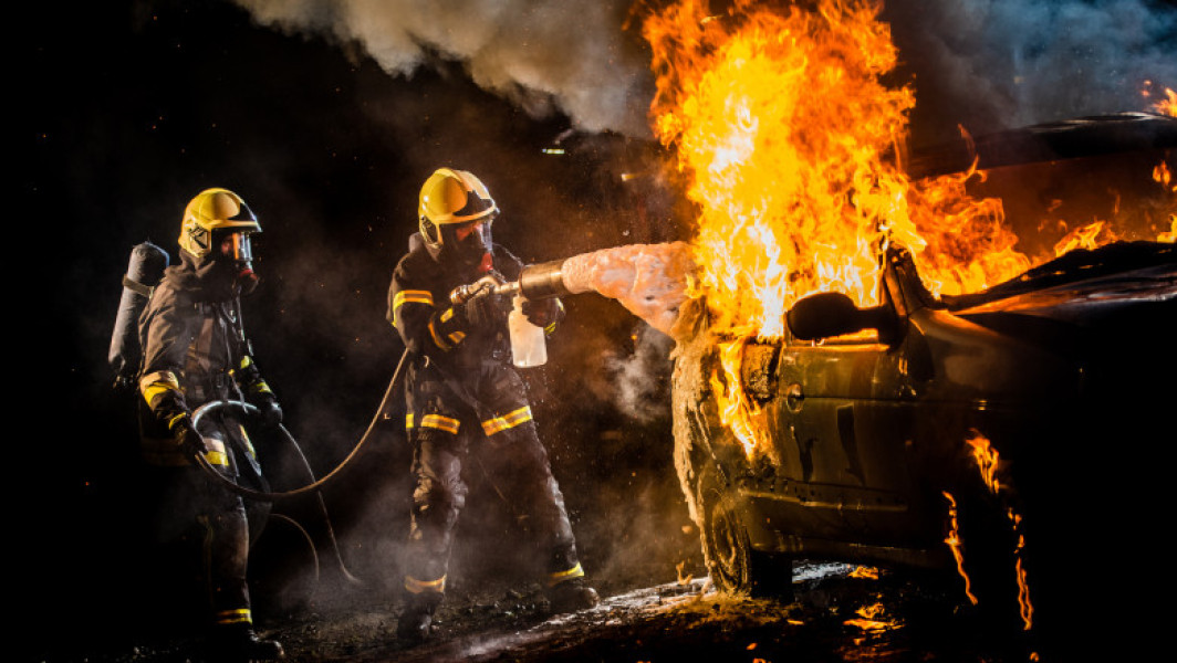 Șofer din Suceava, reținut pentru incendierea mașinii după o noapte de beție și cu permisul anulat