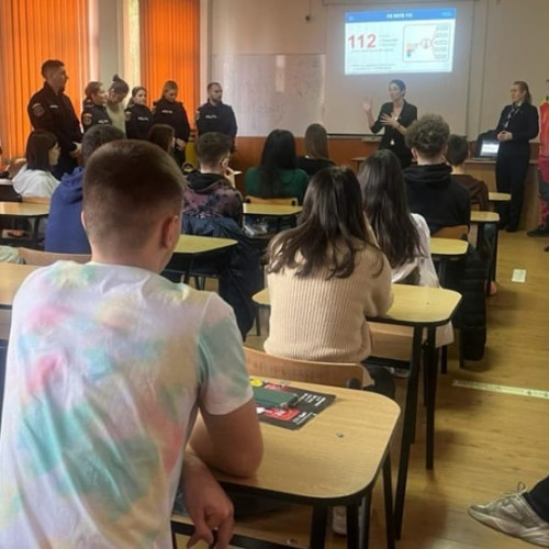 Elevi din Alba Iulia au învățat cum să gestioneze urgențele prin 112: atelier interactiv la Colegiul Național ”HCC”