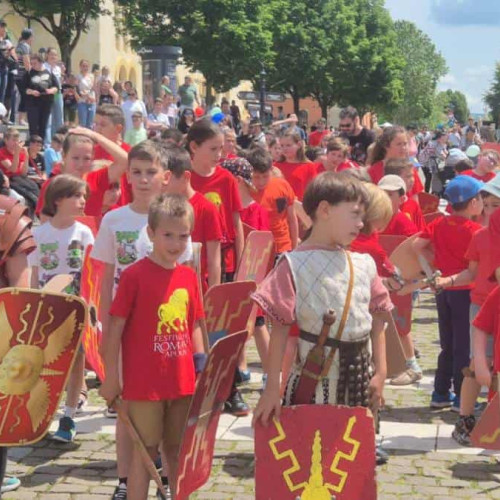 Ziua copilului la Alba Iulia, un eveniment plin de culoare și voie bună, a fost marcată cu diverse activități. Potrivit alba24.ro, unul dintre cele mai apreciate momente din program a fost defilarea micilor &quot;soldați români&quot;. Aceasta a fost realizată de Mini-Legiunea a XIII-a Gemina Minor, condusă de centurionul Caius Cassius Proculeianus, în fața publicului din Cetate. Copiii au parcurs traseul de la Muzeul Principia până la Poarta a IV-a, demonstrând entuziasm și spirit de echipă.