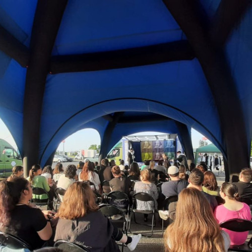 Caravana &quot;Shakespeare - peste tot&quot; ajunge în județul Alba pentru a aduce teatrul mai aproape de comunități