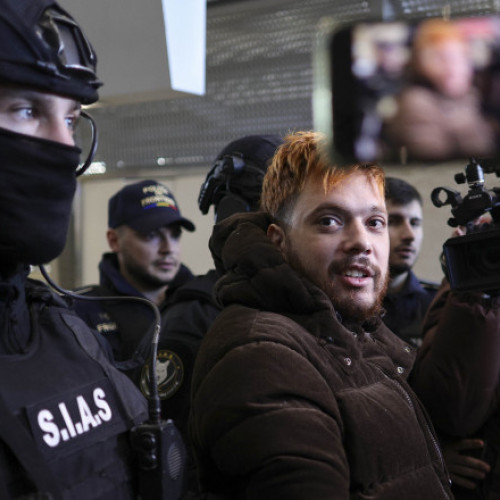 Mohamed Amra a fost adus la tribunalul din Paris pentru a răspunde întrebărilor judecătorilor privind evadarea sa din mai 2024