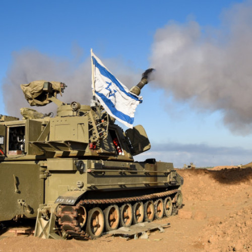 Israelul pregătește o operațiune militară împotriva Iranului, potrivit unor surse citate de CBS News, notează news.ro. În același timp, autoritățile din Statele Unite anticipează posibile represalii iraniene, inclusiv atacuri asupra obiectivelor americane din Irak. Pentru a se proteja, Departamentul de Stat al SUA a ordonat retragerea personalului neesențial din Irak, motivând această măsură prin "tensiuni regionale ridicate". De asemenea, Pentagonul a permis membrilor de familie ai militarilor să părăsească voluntar Orientul Mijlociu, informează CBS News, citând un oficial din domeniul apărării.