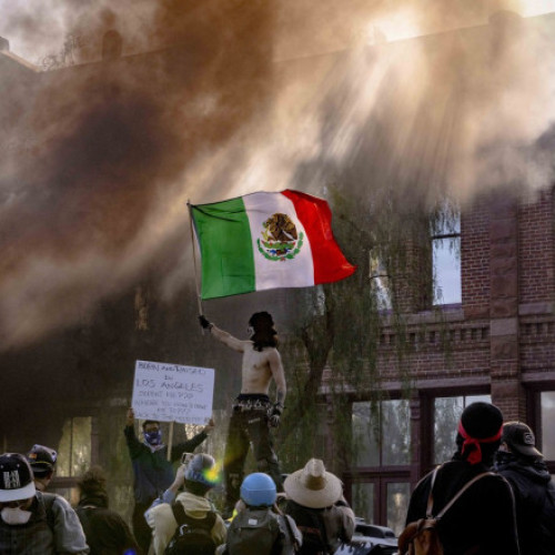 Steagul mexican, un simbol al protestelor din Los Angeles în contextul crizei imigranților