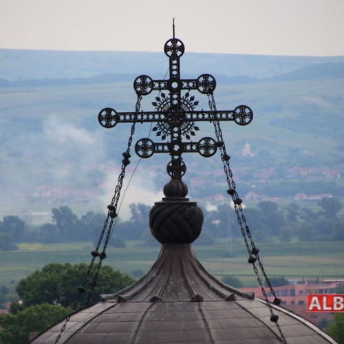 Hoț reținut de poliție după patru luni în Alba Iulia: A furat din geanta unei enoriașe la biserică