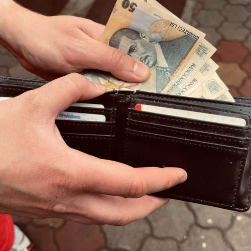 hoț de card în bancă, identificat doar prin imagini video