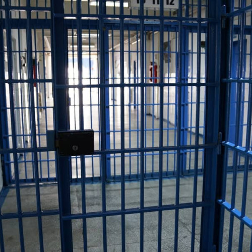 Tânăr din Blaj, arestat preventiv după ce a vrut să își omoare dealerul de droguri. Și-a pus șosete pe mâini și l-a înjunghiat