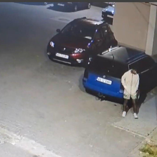 VIDEO Tentativa de omor din Blaj: Momentul în care un un tânăr se pregătește să își atace dealerul de droguri. Cum scapă victima