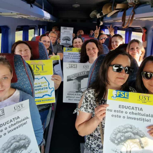Foto: Cadre didactice din Alba, la protestul de la Parlament al sindicatelor din Educație