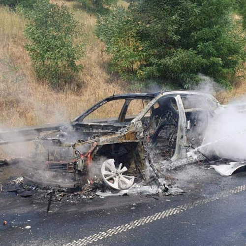 FOTO: Incendiu la ieșire de pe autostrada A1 Sebeș-Deva, spre DN 68A. O mașină a fost distrusă de flăcări