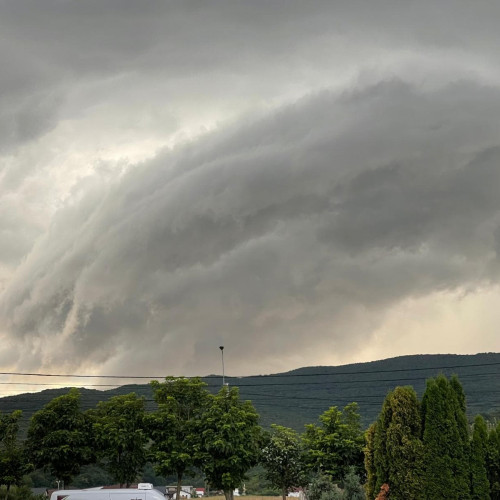 Alertă meteo Cod Roșu de vijelii puternice în Alba și alte județe din țară, marți, 8 iulie. Avertizări și de caniculă