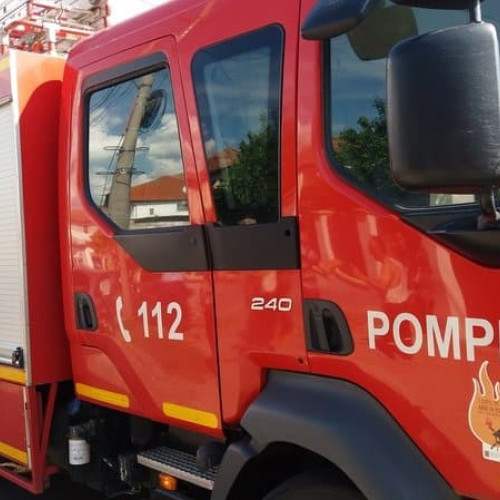 Incendiu de vegetație uscată la Aiud, pompierii intervin cu autospecială