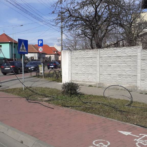 Cabluri uitate pe carosabil în Alba Iulia: Pericol pentru pietoni și bicicliști