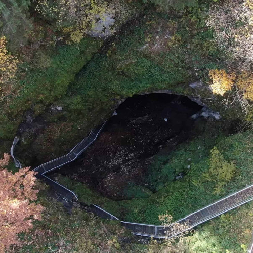 Ghețarul de la Scărișoara, inima unei lumi de piatră și gheață, în Apuseni. Rezervație naturală, veche de mii de ani