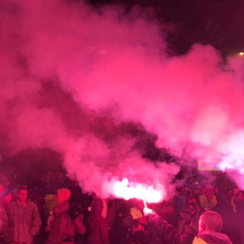 Video Proteste violente, cu torțe și petarde, în Serbia. Două tabere s-au confruntat: susținătorii lui Vucic cu manifestanții anti-Guvern