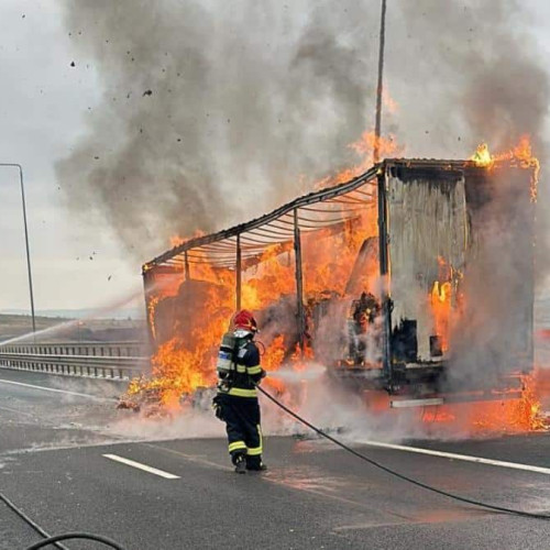 FOTO UPDATE: Camion în flăcări pe A1 Sebeș-Sibiu, trafic blocat. Circulație redirected pe DN 1.