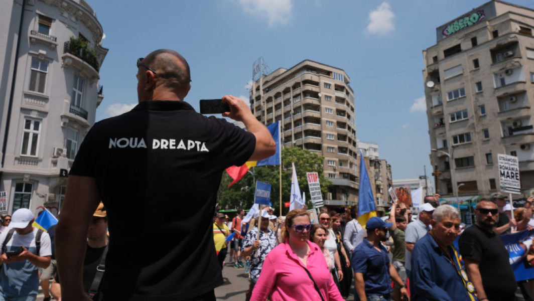 Membru al Noua Dreaptă condamnat la un an de închisoare cu suspendare pentru lipire de stickere cu simboluri legionare pe ușile unei sinagogi din București