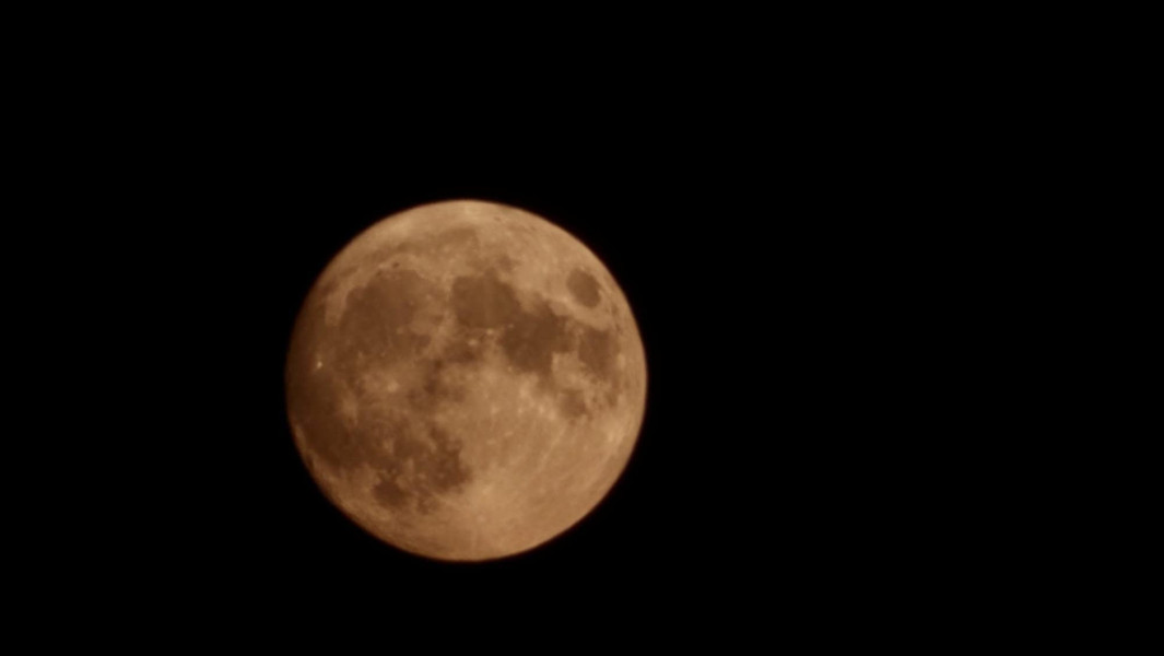 Eclipsă totală de lună vizibilă în noaptea 7-8 septembrie, cu Saturn în preajma ei