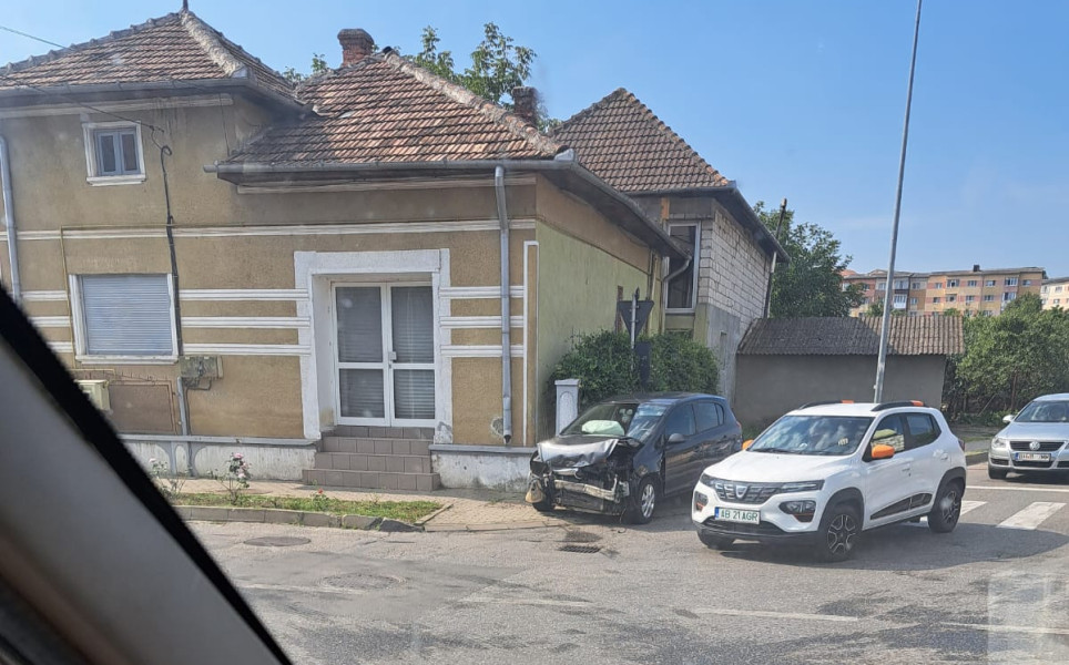 FOTO: Accident de circulație în Alba Iulia. Tamponare între două autoturisme, soldată cu pagube materiale