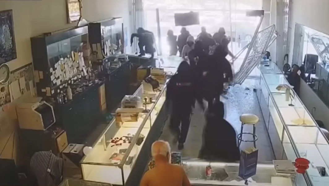 15 bărbați jefuiesc un magazin de bijuterii din San Jose, California