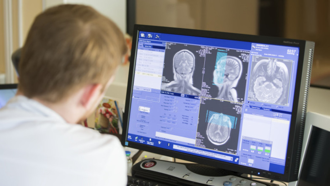 Doi gemeni britanici diagnosticați cu boala MoyaMoya la opt ani distanță