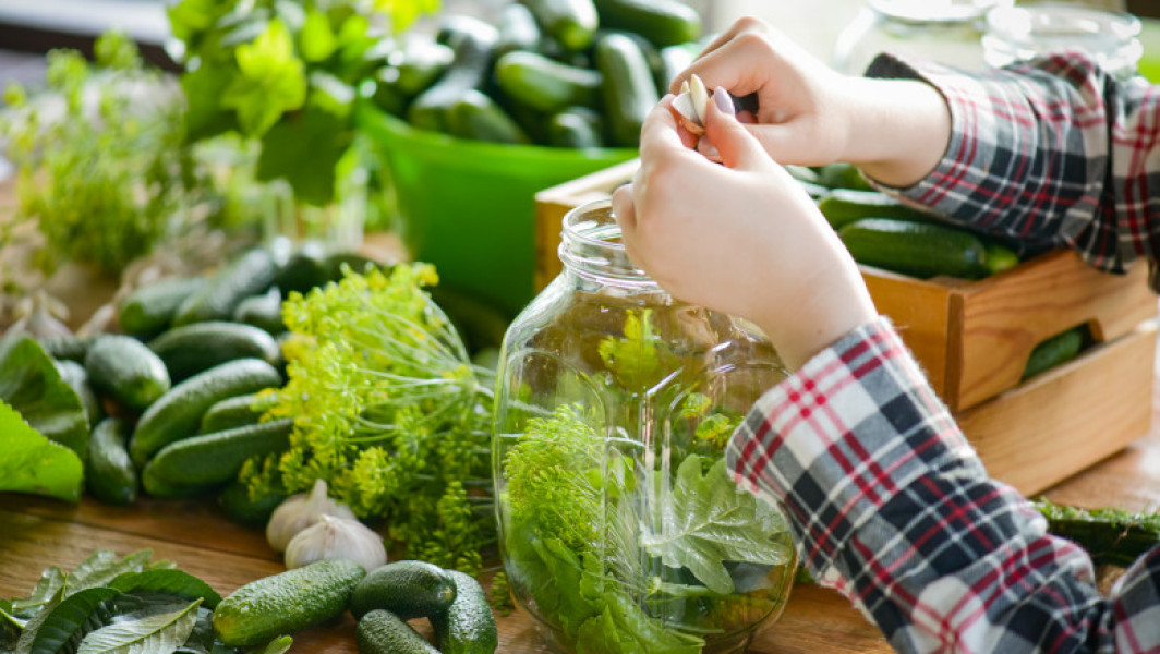 Murături crocante: când să le pui în saramură și cum să le aromatizezi