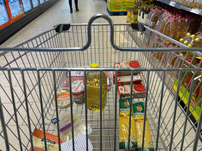 Plafonarea adaosului comercial pentru alimentele de bază. Cum ar putea fi schimbate prețurile, din octombrie