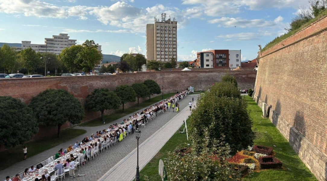 VIDEO: Masa care unește 10.000 de oameni în Alba Iulia, FILMATĂ COMPLET. Momente memorabile în Cetatea Alba Carolina