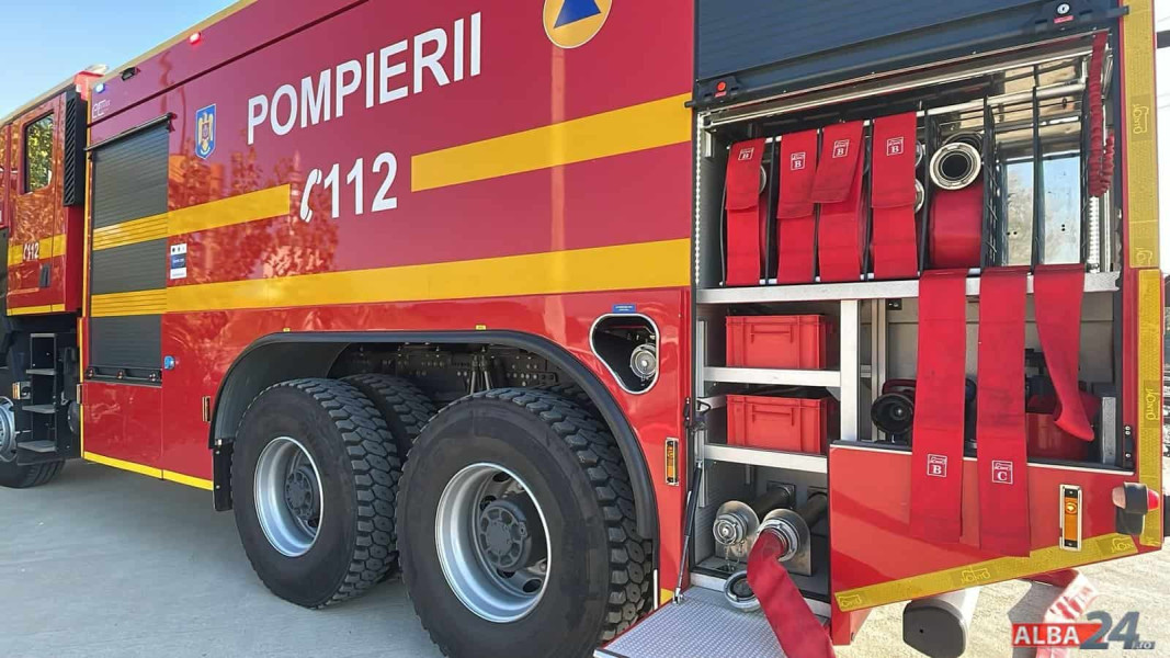 Incendiu la Sântimbru. Focul a cuprins o bucătărie de vară. Pompierii din Alba Iulia intervin cu două autospeciale