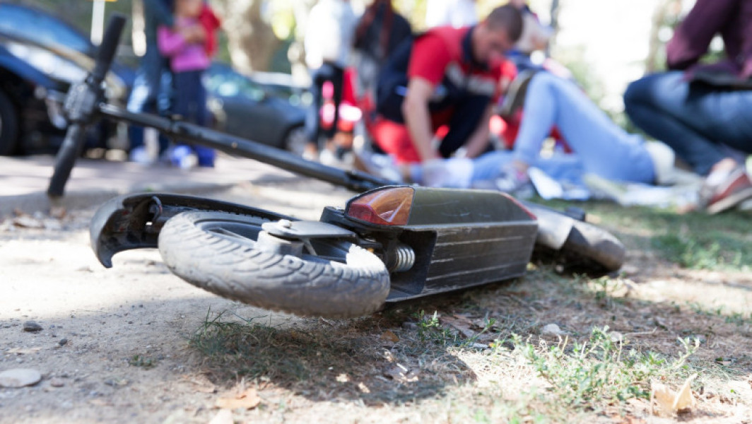 Adolescent din Piatra-Neamț a murit după ce a căzut de pe trotinetă electrică