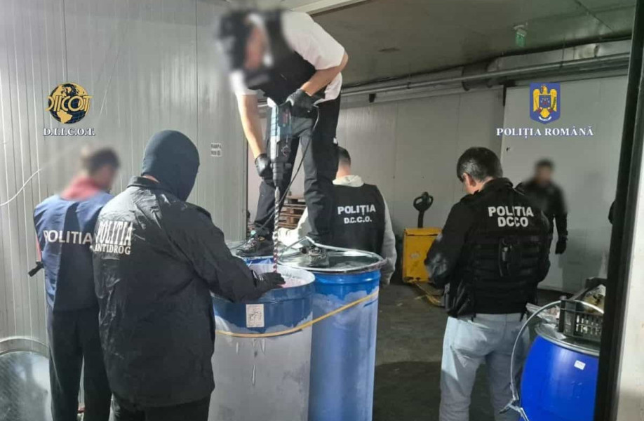 Procesul traficanţilor din Alba cu cocaină ascunsă în butoaie de fructe întârzie la Constanța