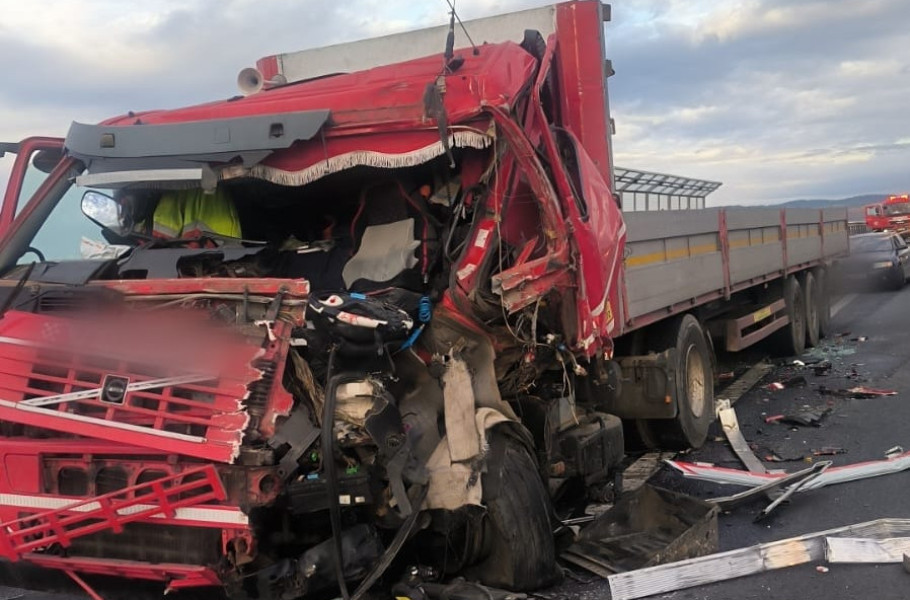 Accident cu două TIR-uri pe A1 Sibiu-Sebeș, un șofer rănit