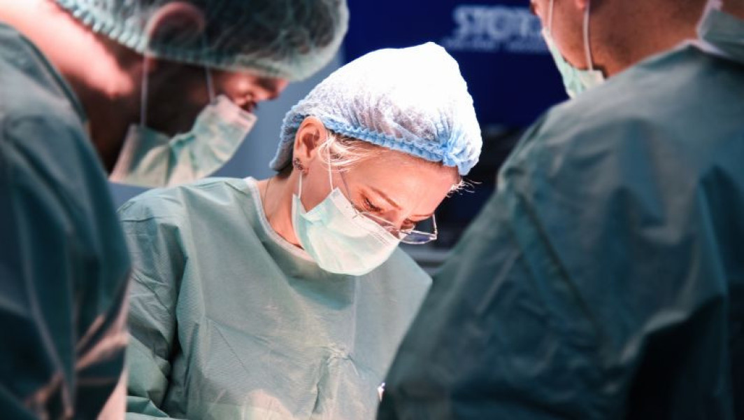 Operații complexe la Sanador au salvat un bărbat cu cancer avansat de colon