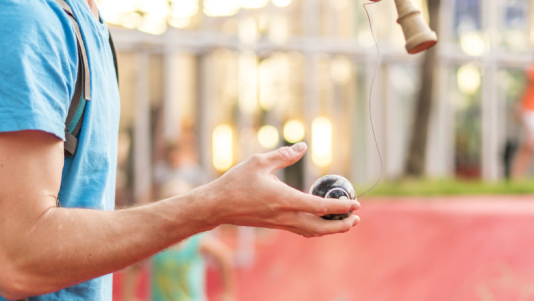 Kendama revine în vogă printre copii și adolescenți, scăzând timpul petrecut pe gadgeturi