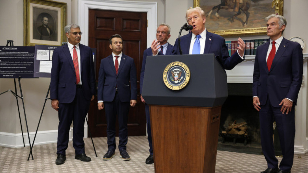 Donald Trump avertizează femeile însărcinate împotriva paracetamolului, legându-l de autism