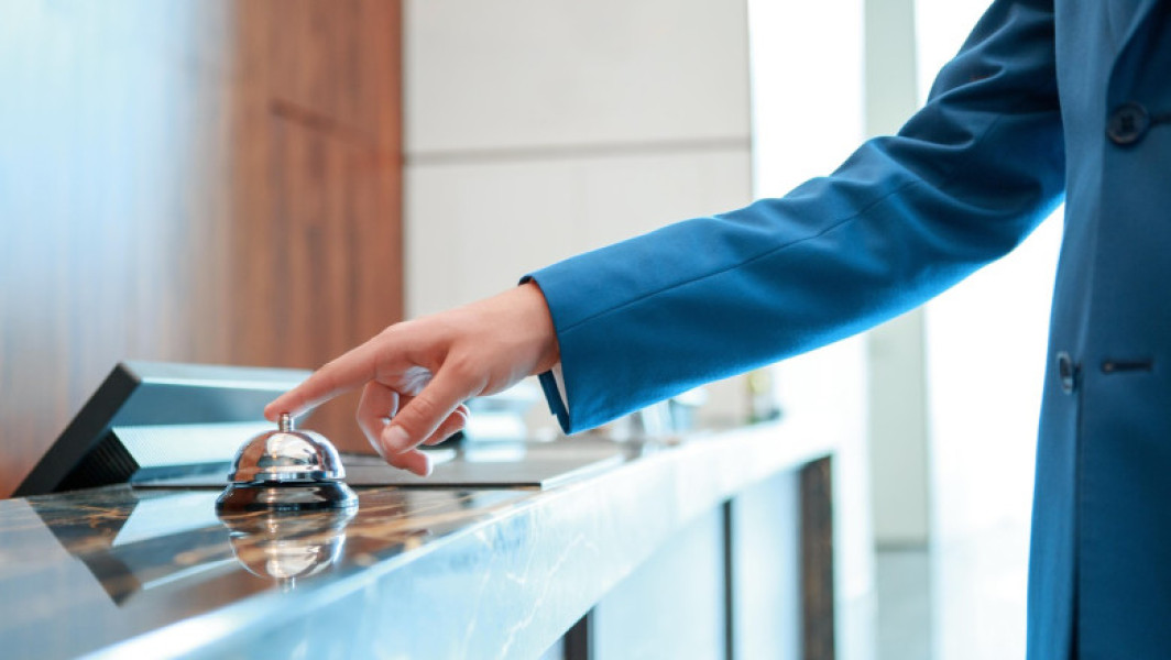 Tânără angajată la hotel din Alba Iulia, agresată sexual de un fals client