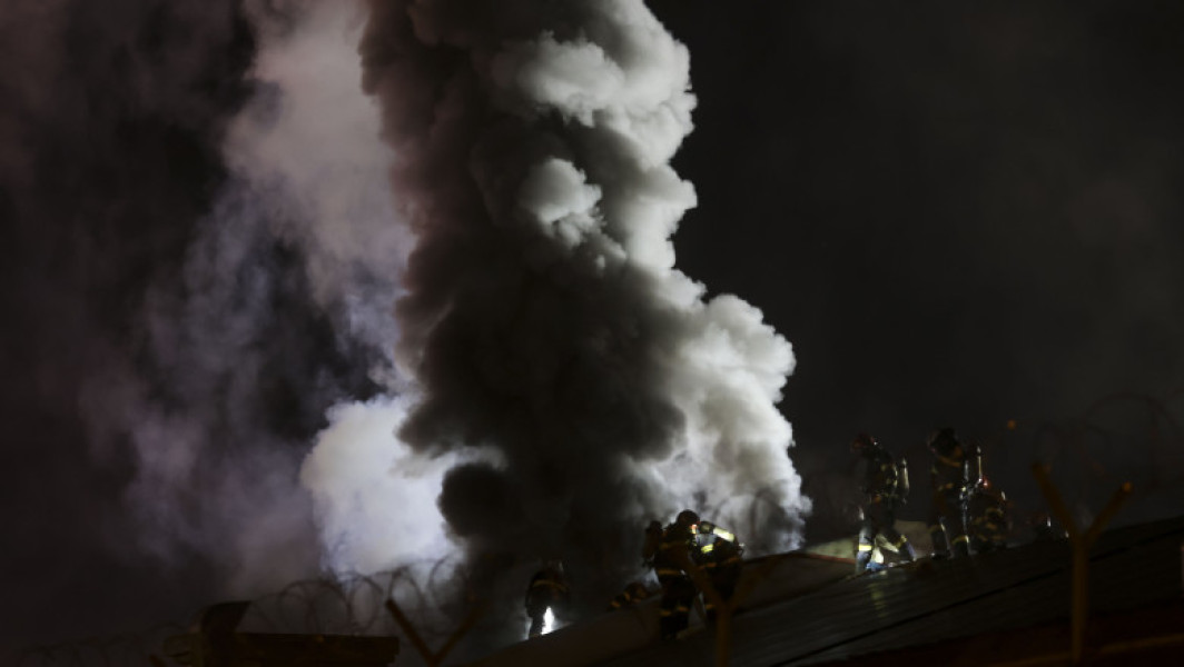 Norul de fum de la incendiu în Sectorul 2 se îndreaptă lent spre sud-vestul Bucureștiului