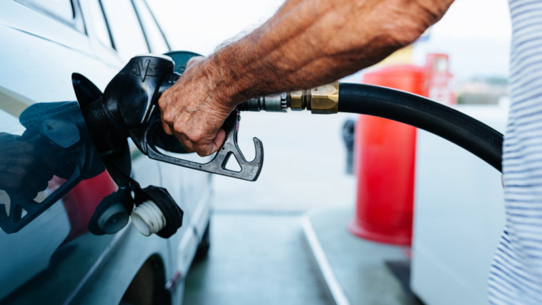 Prețurile carburanților cresc în România, în ciuda scăderii prețului internațional al țițeiului
