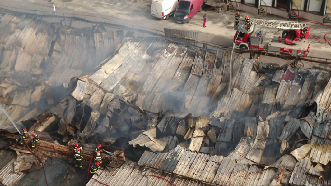 Incendiu extins în Sectorul 2, pompierii continuă intervenția pentru stingerea focarelor