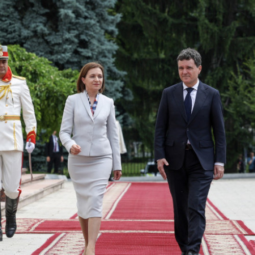 Nicuşor Dan îndeamnă basarabenii din România să voteze la alegerile din Republica Moldova
