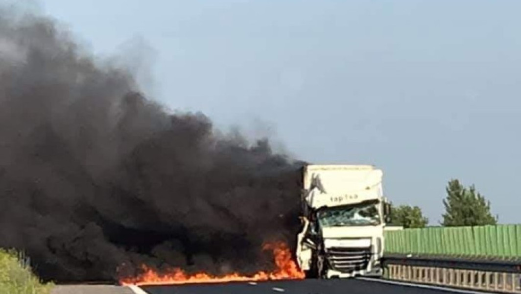 Camion cu granule de plastic a luat foc pe autostrada A2 la Murfatlar