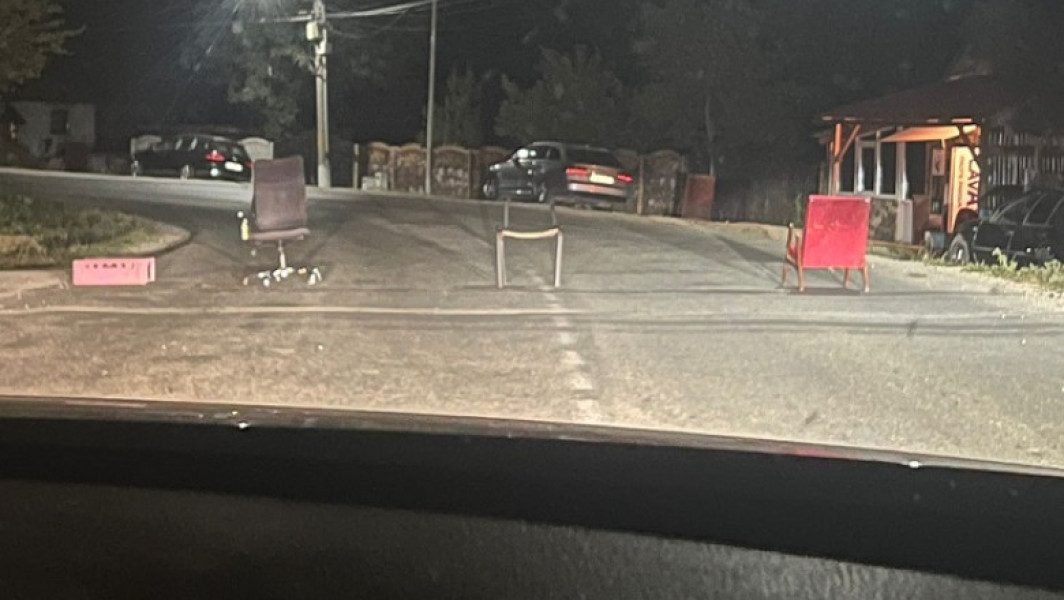 Trafic blocat cu scaune pe un drum județean din Prahova, poliția anchetează cazul