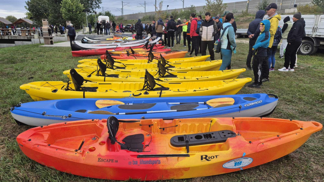 Caravana de vâslit pe Mureș a adunat peste 60 de pasionați la Sântimbru